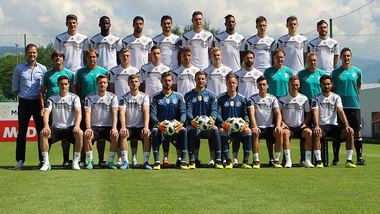 Das DFB-Team - aufgereiht und gekämmt.