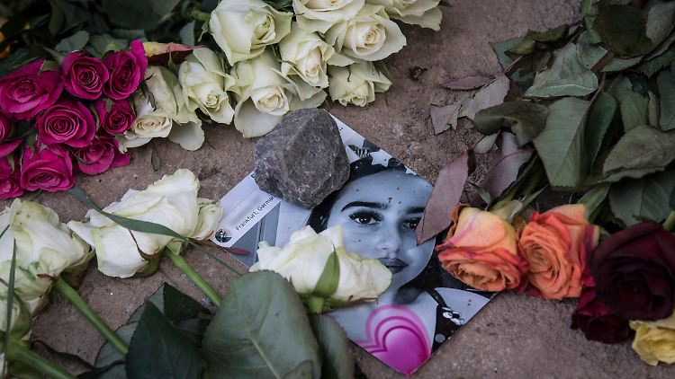 Blumen erinnern an die ermordete 14-jährige Susanna.