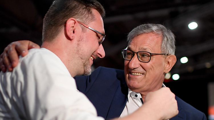 Bernd Riexinger, Ko-Parteichef der Linken, gratuliert Jörg Schindler.