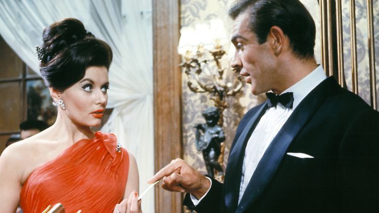 Eunice Gayson und Filmpartner Sean Connery in "James Bond - 007 jagt Dr. No".
