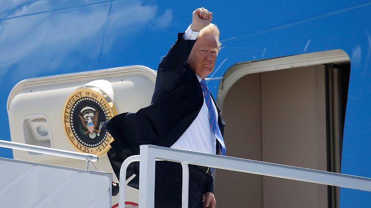 US-Präsident Trump besteigt die Air Force One in Richtung Singapur. 