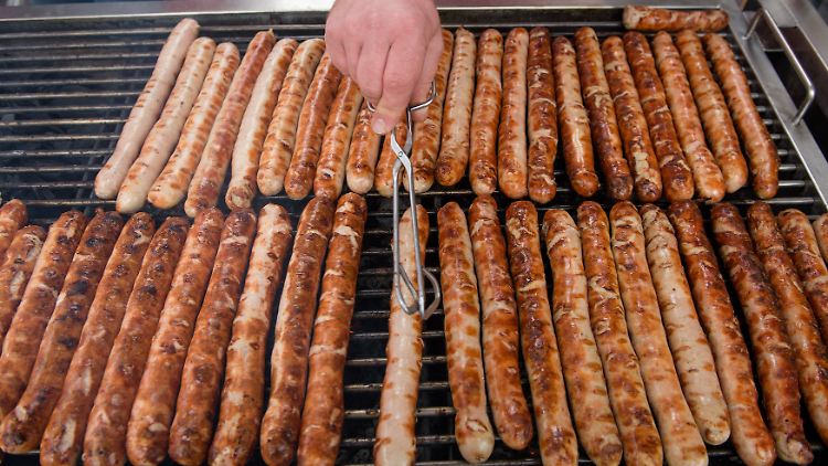Gebrühte Bratwurst verteuerte sich auf Jahressicht um 30 Cent das Kilo.
