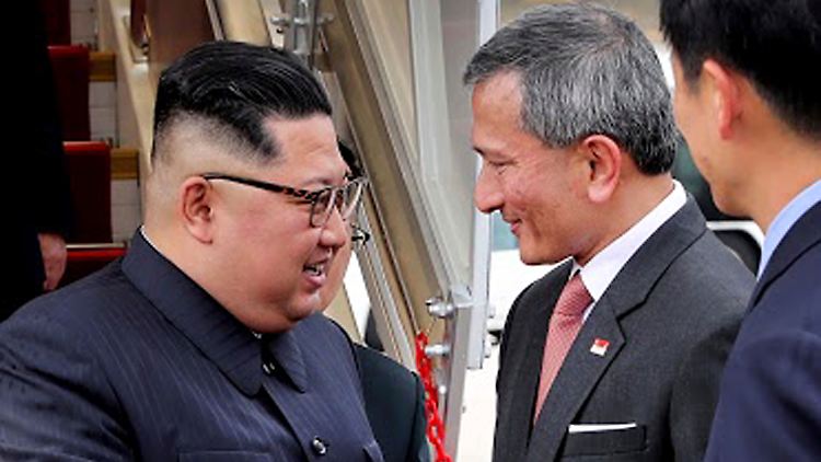 Singapurs Außenminister Vivian Balakrishnan (rechts) nahm Kim Jong Un in Empfang.
