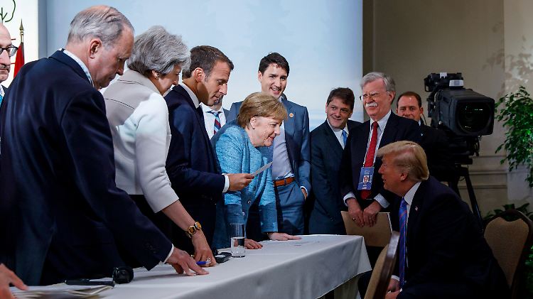 Auch dieses Bild gibt es (herausgegeben von einem kanadischen Fotografen): Die Stimmung beim G7-Gipfel wirkt darauf beinahe gelöst.