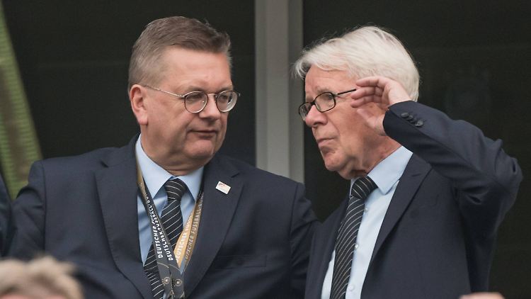 DFL-Präsident Reinhard Rauball (r., mit DFB-Präsident Reinhard Grindel) wurde beim letzten WM-Test selbst Zeuge der Pfiffe gegen Nationalspieler IlkayGündogan.