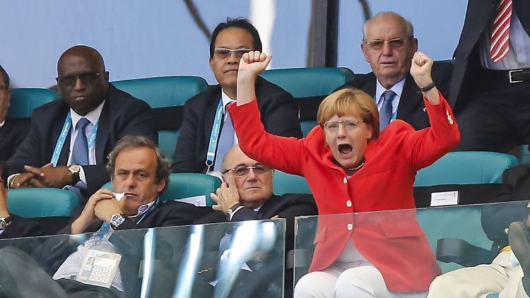 Bei der vergangenen WM jubelte Kanzlerin Merkel bei einem Deutschlandspiel auf der Tribüne. Ob sie dieses Mal nach Russland fährt, ist derzeit unklar.