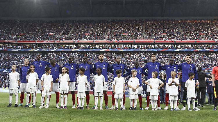 Die Franzosen gelten bei der WM in Russland eigentlich als Titelkandidat. Sieht ihr Präsident das etwa anders?