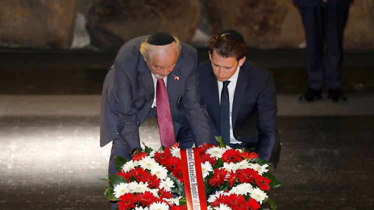 Sebastian Kurz (r.), und der Holocaust-Überlebende Viktor Klein legen in Yad Vashem einen Gedenkkranz nieder.
