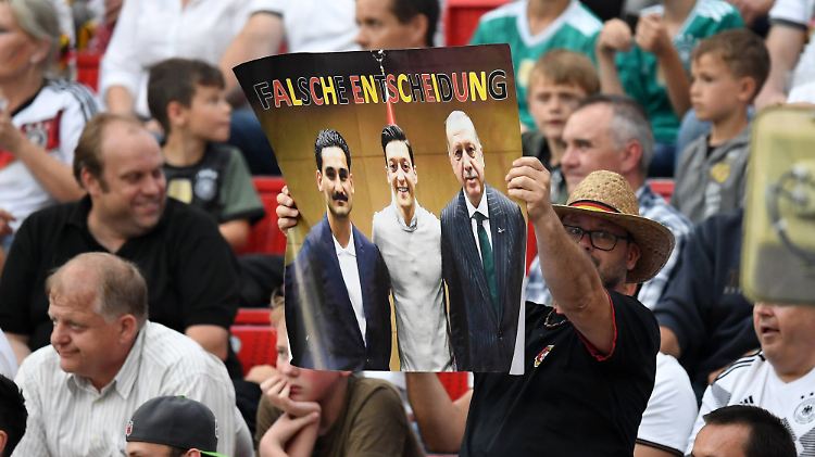 Nicht nur das Bild an sich war für viele Fans die falsche Entscheidung - auch der Umgang mit der Erdogan-Affäre wirkt nach.