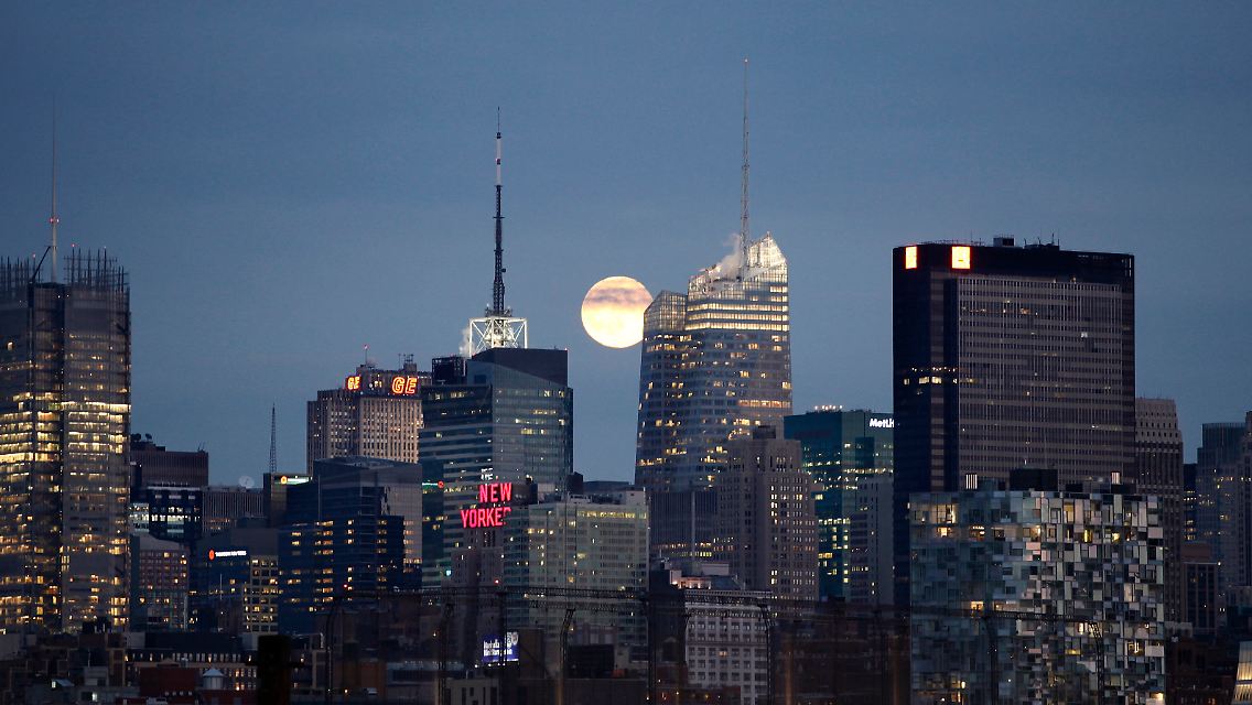 Der aufgehende Mond hinter dem Turm der Bank of America. Wen jucken Schlagzeilen wie: "Bank of America arbeitet unethisch"?