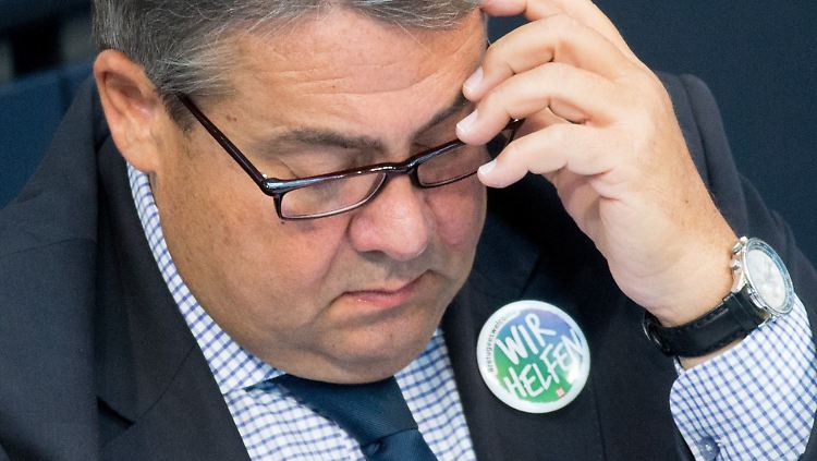 Der damalige Bundeswirtschaftsminister Gabriel im September 2015 im Bundestag: Er trägt einen Anstecker, auf dem "refugeeswelcome - wir helfen" steht.