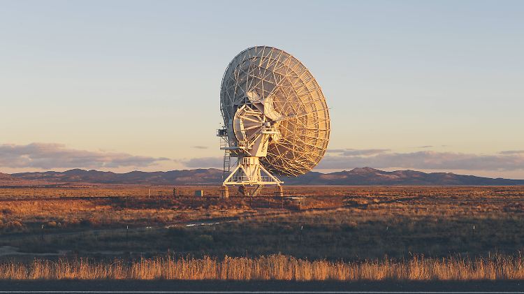 Radioantenne des "Very Large Array" im US-Bundesstaat New Mexico. Sie hilft bei der Suche nach außerirdischen Signalen.