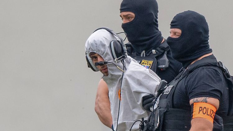 Ali B. mit Beamten einer polizeilichen Spezialeinheit nach seiner Befragung im Justizzentrum in Wiesbaden.