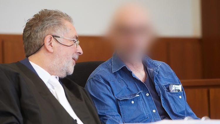 "Ich steche dich ab": Werner S. (hier mit seinem Anwalt) wird gefährliche Körperverletzung zur Last gelegt.