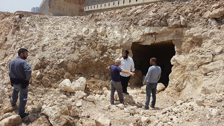 Israelische Bauarbeiter vor dem Eingang der tiberischen Grabkammer.