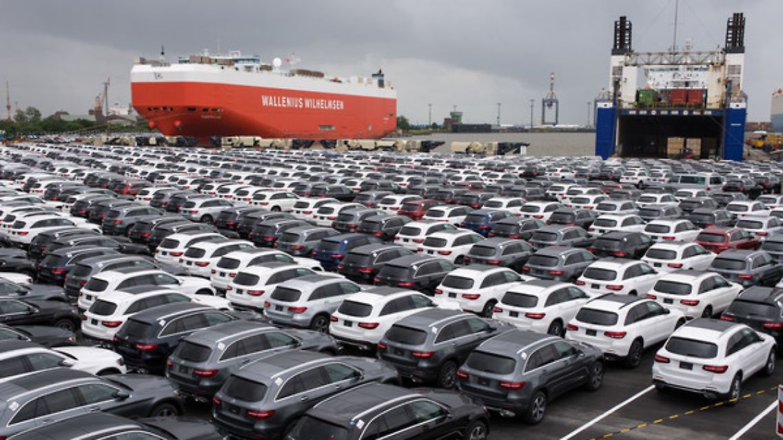 Bremerhaven: Deutsche Neuwagen warten auf ihre Verschiffung.