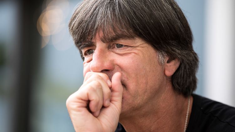 Holprige Vorbereitung: Dennoch gehört Titelverteidiger Deutschland mit Trainer Joachim Löw zum Kreis der Top-Favoriten für Welttorhüter Lutz Pfannenstiel.