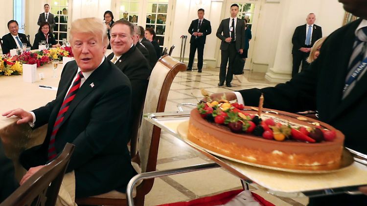 Drei Tage vor seinem 72. Geburtstag bekam US-Präsident Trump in Singapur schon einmal eine Torte geschenkt - selbst für abergläubische Amerikaner wäre das kein Problem. Dass frühzeitiges Gratulieren Unglück bringen soll, ist dort unbekannt.