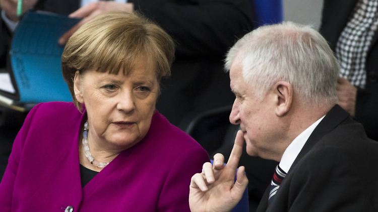 Müssen noch diskutieren: Merkel und Seehofer.