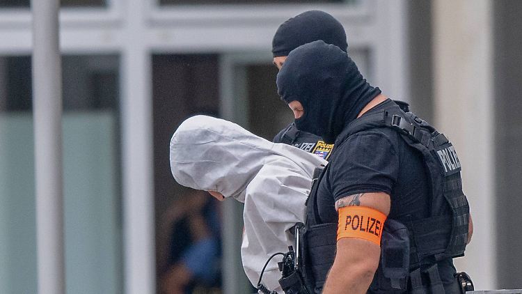 Ali B. wird abgeführt.