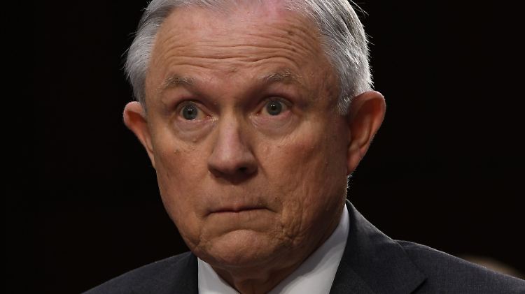 Sessions erklärt, der Begriff der "besonderen sozialen Gruppe" sei mittlerweile zu weit gefasst.