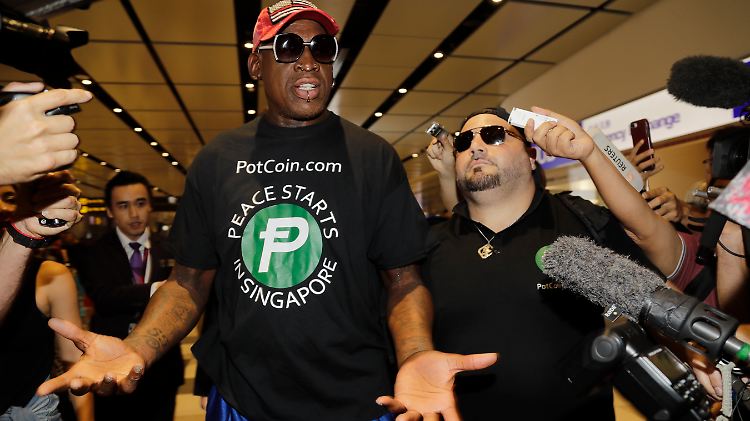 In diesem Aufzug kam Dennis Rodman in Singapur an.