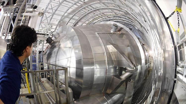 Philipp Ranitzsch, wissenschaftlicher Mitarbeiter des "Katrin"-Experiments am KIT, vor dem Hauptspektrometer der Anlage. Mit dem Experiment soll die Masse von Neutrinos mit bisher nicht möglicher Genauigkeit gemessen werden.