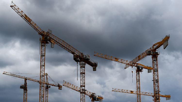 Am Konjunkturhimmel ziehen dunkle Wolken auf: Immobilien-Boom und Fachkräftemangel könnten im Fall eines Abschwungs schnell der Vergangenheit angehören.