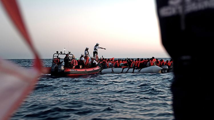 Italien lehnte die Aufnahme des Flüchtlingsschiffes ab.