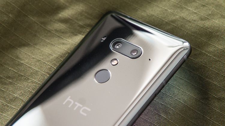 Dieses HTC U12+ ist schwarz, aber im Licht schimmert es eher silbern. 