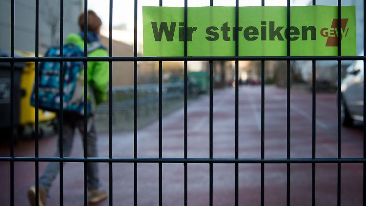 Nein, Beamte dürfen auch künftig nicht streiken.