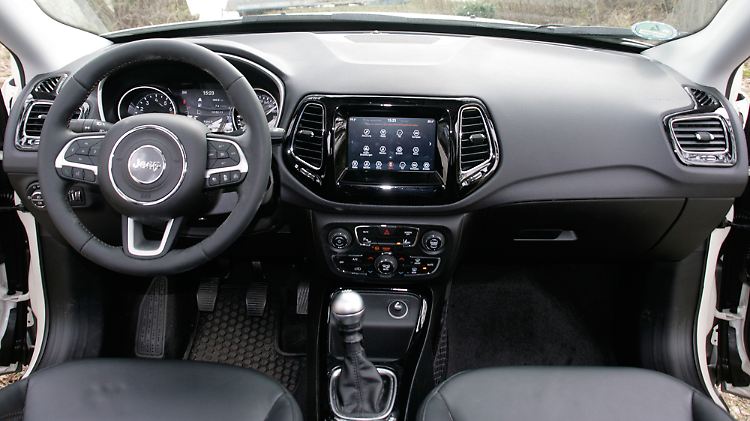 Aufgeräumt und wohnlich präsentiert sich das Interieur im Jeep Compass, nur der Plastik-Knauf der Schaltung fällt etwas aus dem Rahmen.