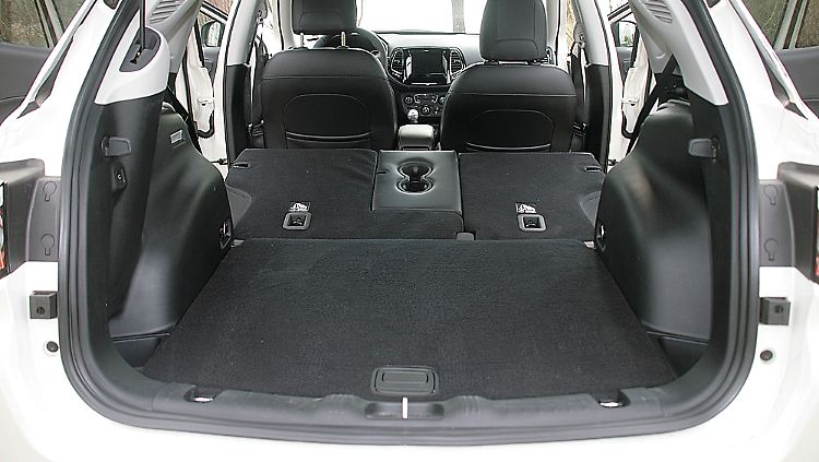 Bis zu 1251 Liter Kofferraumvolumen bietet der Jeep Compass durch das Umlegen der Rücklehnen.