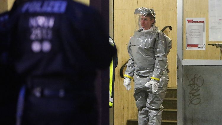 Spezialkräfte mit Schutzkleidung beim Einsatz in Köln.