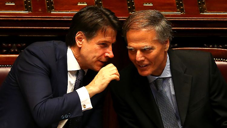 Der italienische Ministerpräsident Giuseppe Conte (links) im Zwiegespräch mit seinem Außenminister Enzo Moavero Milanesi.