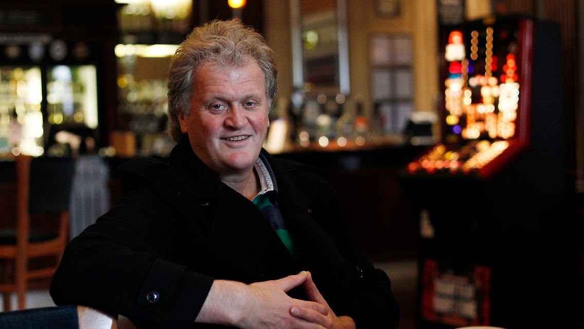 Wetherspoon-Gründer Tim Martin ist ein ausgesprochener Brexit-Anhänger. Er hofft, dass sich sein Land nicht nur von der EU, sondern auch von der Zollunion und dem Europäischen Binnenmarkt trennt und er so seine Preise in den Pubs reduzieren kann.