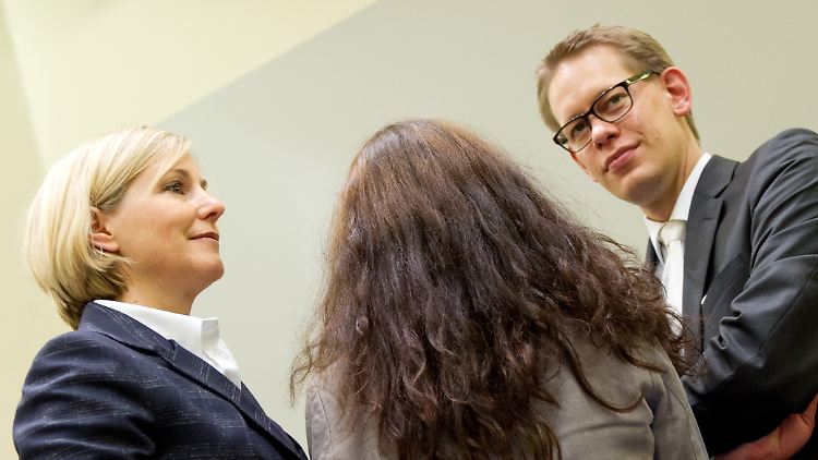 Zschäpe (mit dem Rücken zur Kamera) mit ihren Anwälten Anja Sturm (l.) und Wolfgang Heer im Jahr 2014.