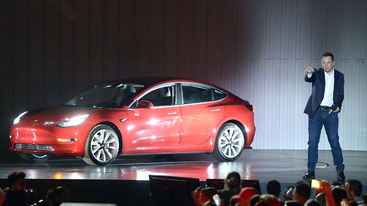 Tesla-Chef Elon Musk bei der Vorstellung des Model 3 im vergangenen Jahr. Bis heute stockt die Massenproduktion.