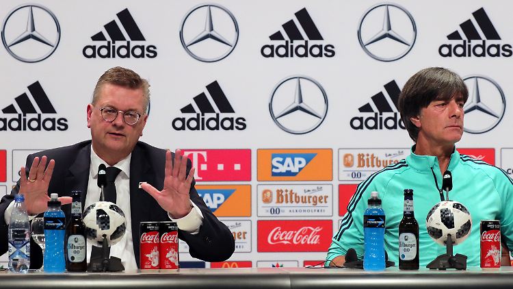 Die DFB-Spitze um Präsident Reinhard Grindel will mit Bundestrainer Joachim Löw weitermachen.