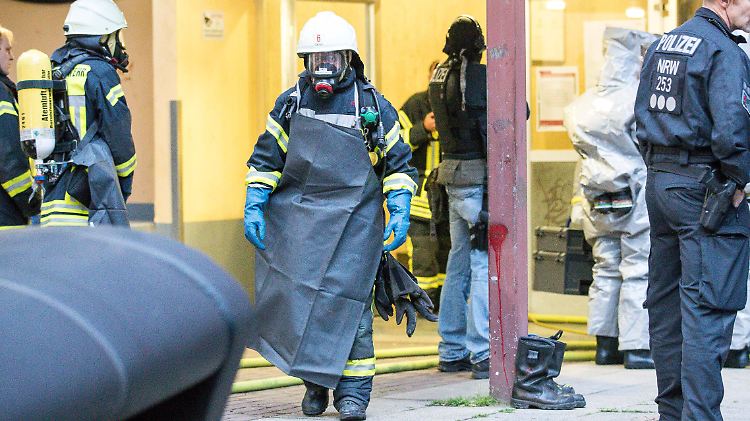 Mit Ganzkörper-Schutzanzügen untersuchten Spezialkräfte die Wohnung des 29-Jährigen in Köln-Chorweiler.