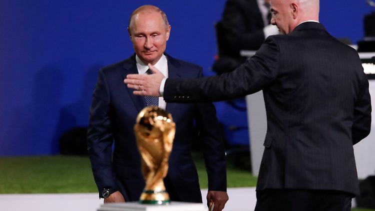 Gewinnen kann Wladimir Putin den WM-Pokal mit Russland nicht - sich in seinem Glanz sonnen schon.