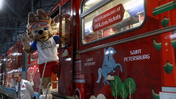Russlands WM-Maskottchen Sabiwaka hats schon drauf mit dem Metrokorso.