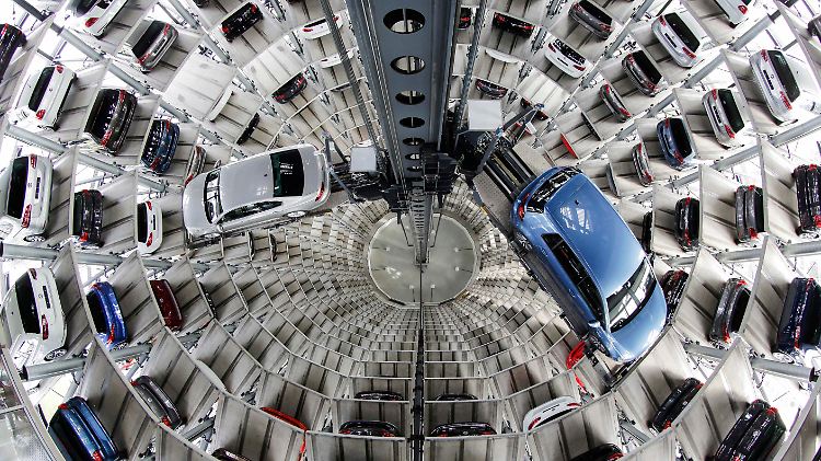 Bei der Fahrzeugprüfung die Aufsichtspflicht vernachlässigt: VW akzeptiert das Bußgeld.