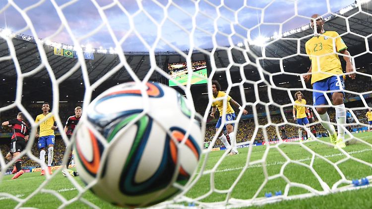 Juli 2014: Miroslav Klose jubelt über das 0:2 im WM-Halbfinale Brasilien - Deutschland. Für die WM 2018 rechnen viele Wissenschaftler damit, dass beide Teams im Finale aufeinandertreffen werden.