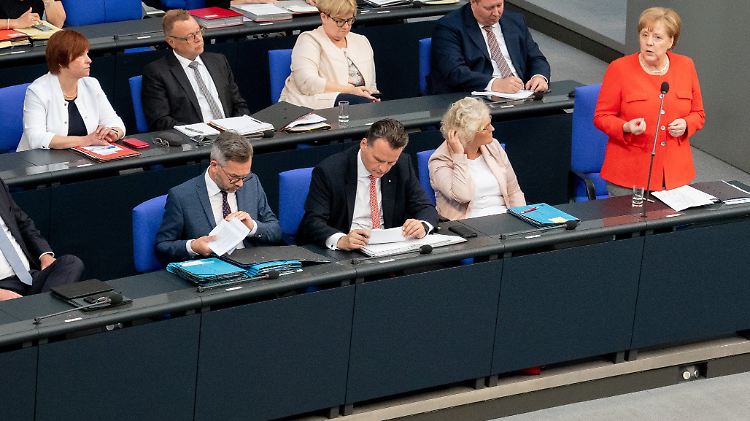 Die Regierung will die Parteienfinanzierung erhöhen - die Opposition läuft Sturm.