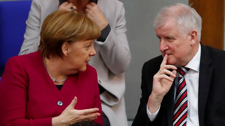 Wer bestimmt den Kurs in Sachen Asylpolitik: Die Kanzlerin oder der Innenminister?
