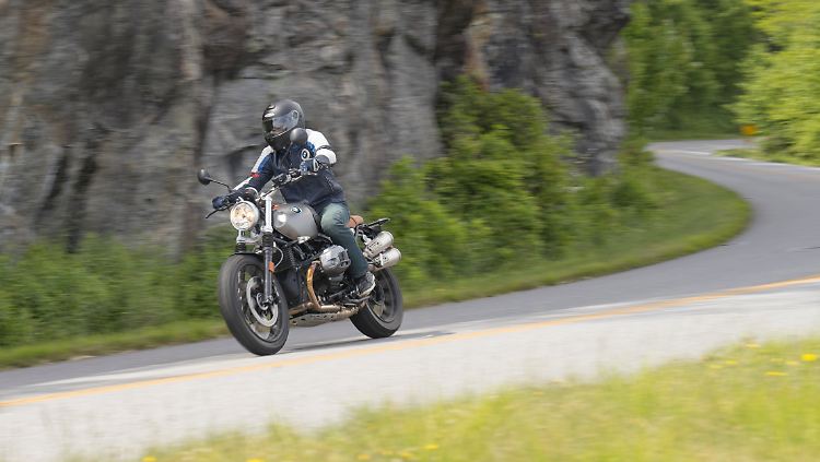 Die BMW R nineT Scrambler zeigt sich auch auf kurvenreichen Bergstraßen sehr agil.