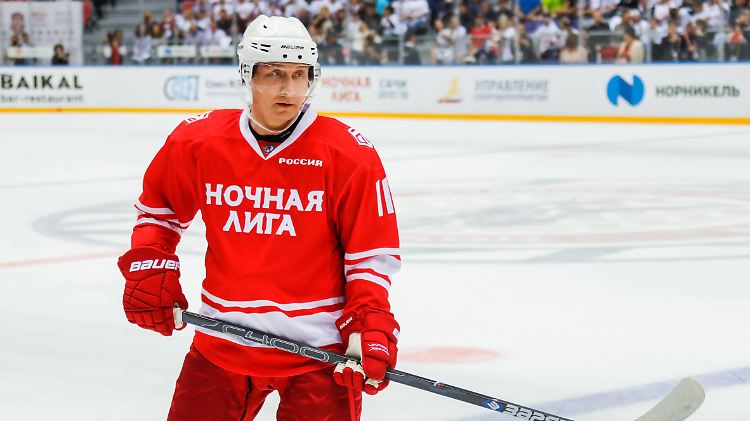 Putin inszeniert sich gern als starker Mann - auch auf dem Eishockeyfeld.