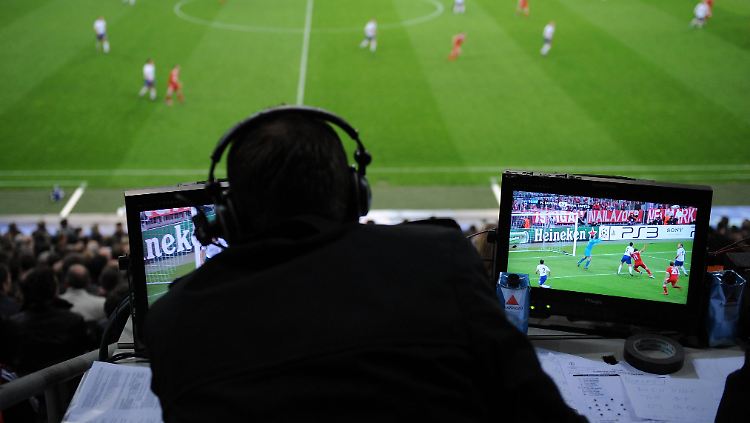 Kommentatoren können nerven. Ohne sie wäre es aber sehr still beim Fußballschauen.