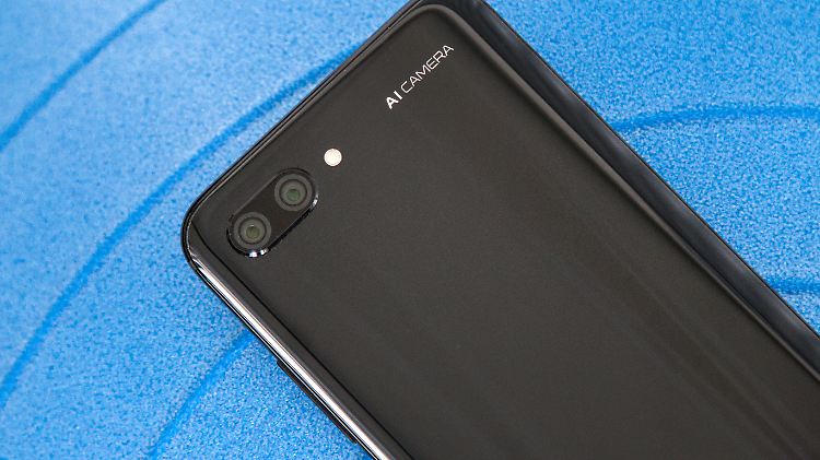 Das Honor 10 hat eine Doppel-Kamera mit intelligenter Motiverkennung.